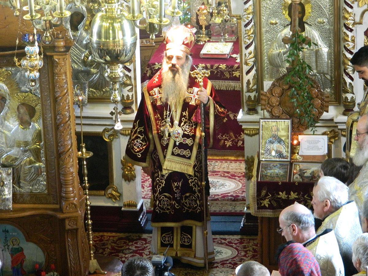 IPS Teofan la Sfânta Liturghie în biserica parohială